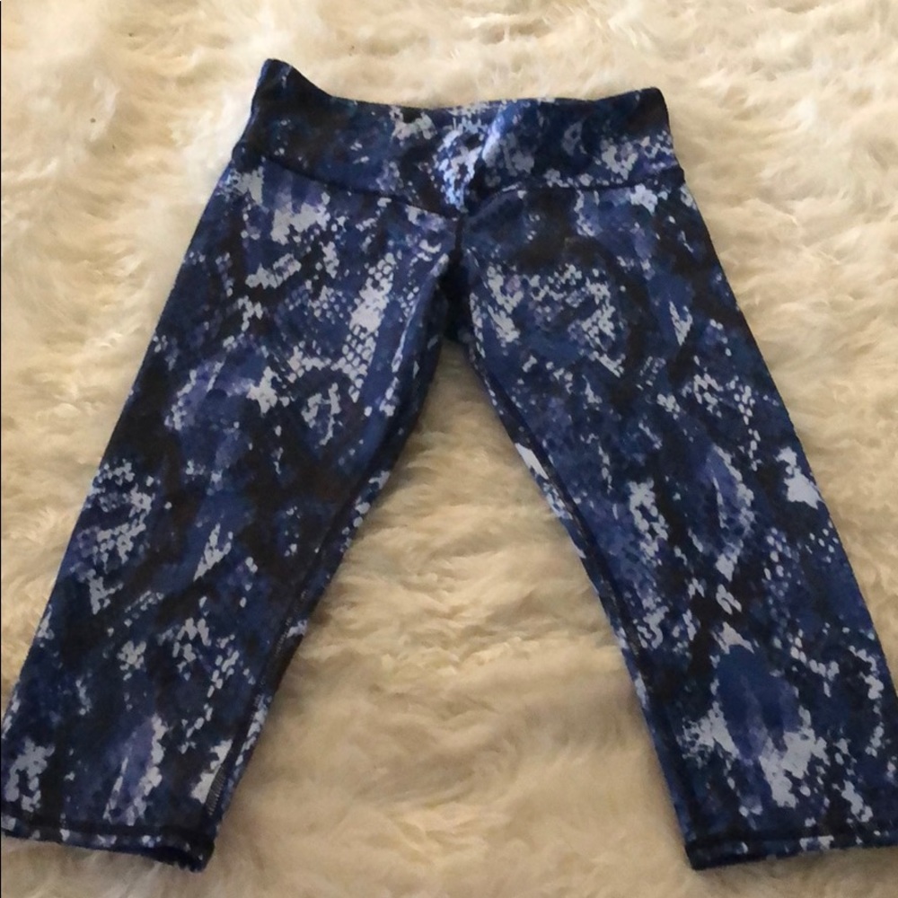 New Alo Yoga Blue pytho print capri leggings